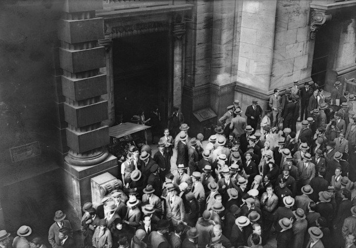 Hundreds of people gather outside the New York Stock Exchange in the 1920s