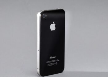 "Unraveling the High Drama Behind the iPhone 4's Launch"