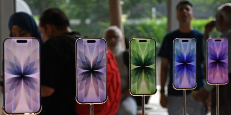 "India's Government Retreats as Apple Rejects Preinstalled App Order"