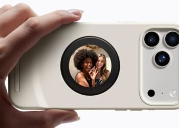 "Revolutionary iPhone Case with Dual Screens for Perfect Selfies Using Rear Cameras"