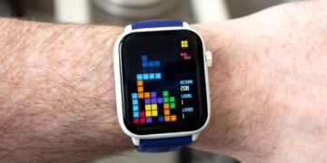 This Tetris-playing watch struggles with the one thing it should be great at