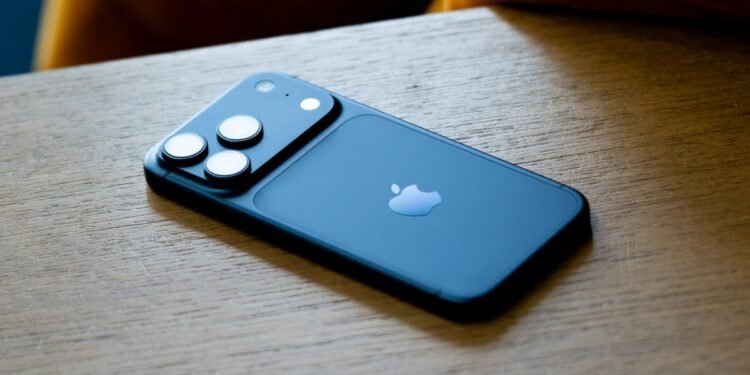 Apple aims to keep iPhone 18 price flat in face of RAM shortage, Kuo says