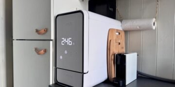 The Loch Capsule dishwasher is small, fast, and efficient — it even sanitizes gadgets