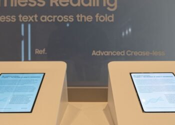 "Is the New Folding iPhone Featuring a Creaseless Display?"