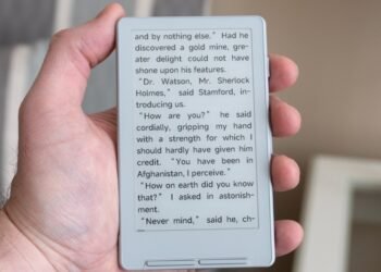 This tiny pocket-friendly e-reader is packed with frustration and potential