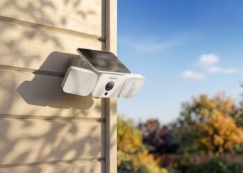 Reolink’s first solar-powered floodlight camera offers wire-free home security