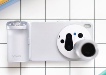 More phone cameras should come with telephoto lenses