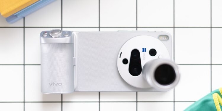 More phone cameras should come with telephoto lenses