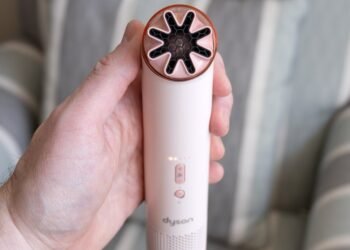 Dyson’s handheld fan is more powerful and louder than I expected