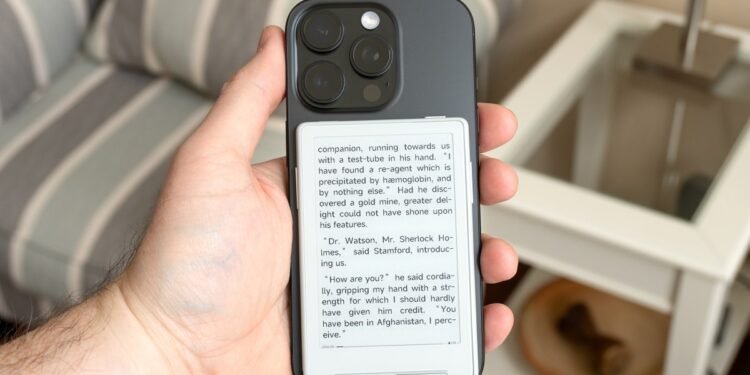 This even smaller credit card-sized e-reader has one tragic flaw