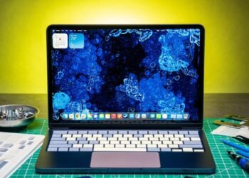 I customized a MacBook Neo with colorful spare parts
