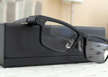 These camera-free smart glasses made me feel like Tony Stark