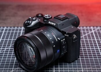 Sony brings back the superzoom RX10 with a stacked sensor and a high price