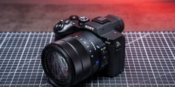 Sony brings back the superzoom RX10 with a stacked sensor and a high price