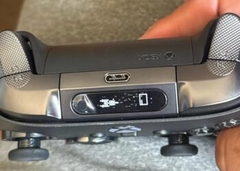 Xbox Elite 3 prototype pad leaks with tiny built-in screen