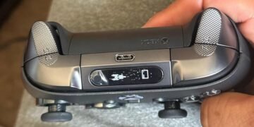 Xbox Elite 3 prototype pad leaks with tiny built-in screen
