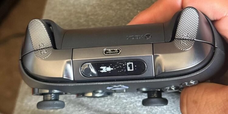 Xbox Elite 3 prototype pad leaks with tiny built-in screen