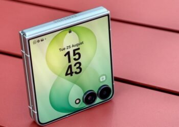 The Galaxy Z Flip 8 is at its best when there’s friction