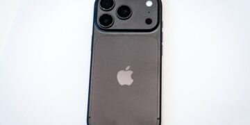 The black iPhone Pro returns