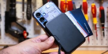 This toolless modular lever-action wallet is the coolest I’ve stuck to my phone